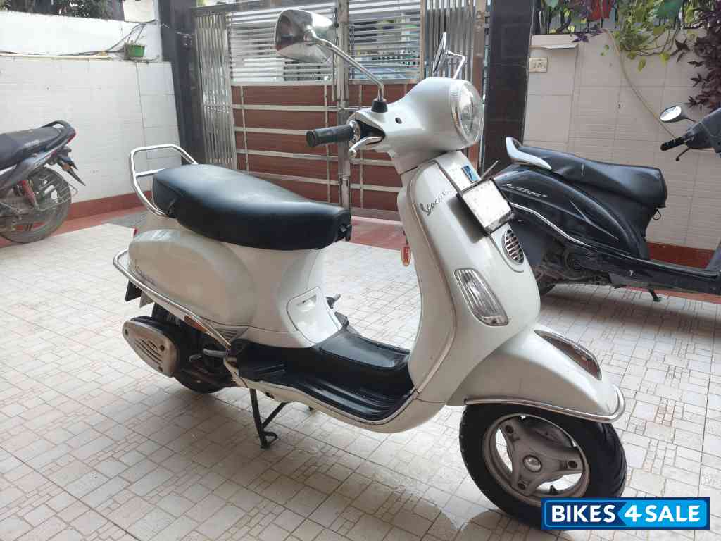 White Vespa LX 125