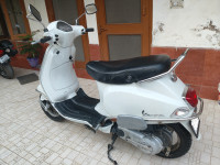White Vespa LX 125