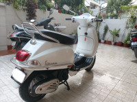White Vespa LX 125