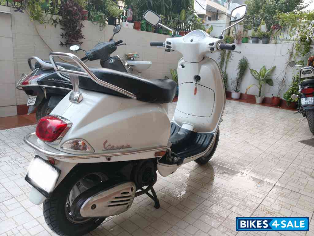 White Vespa LX 125