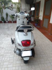 White Vespa LX 125