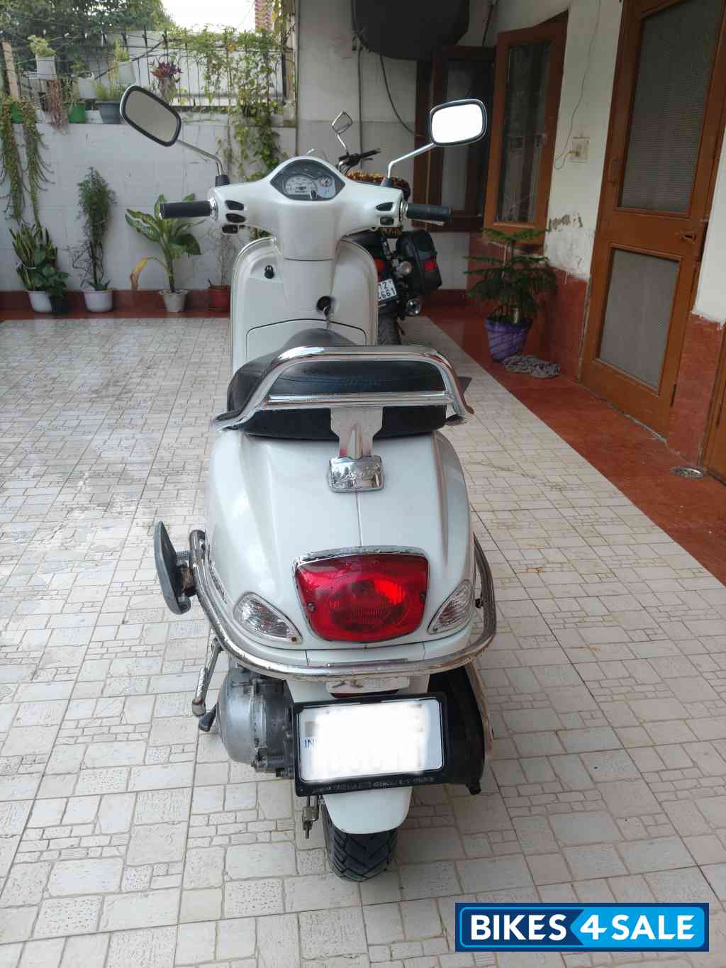 White Vespa LX 125