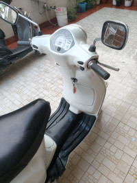 White Vespa LX 125