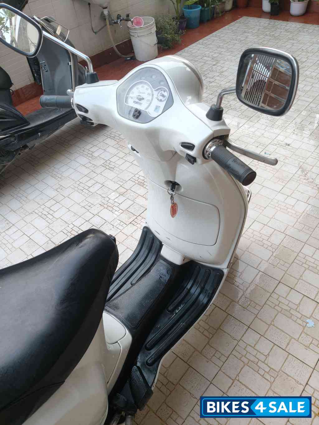White Vespa LX 125