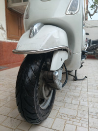 White Vespa LX 125