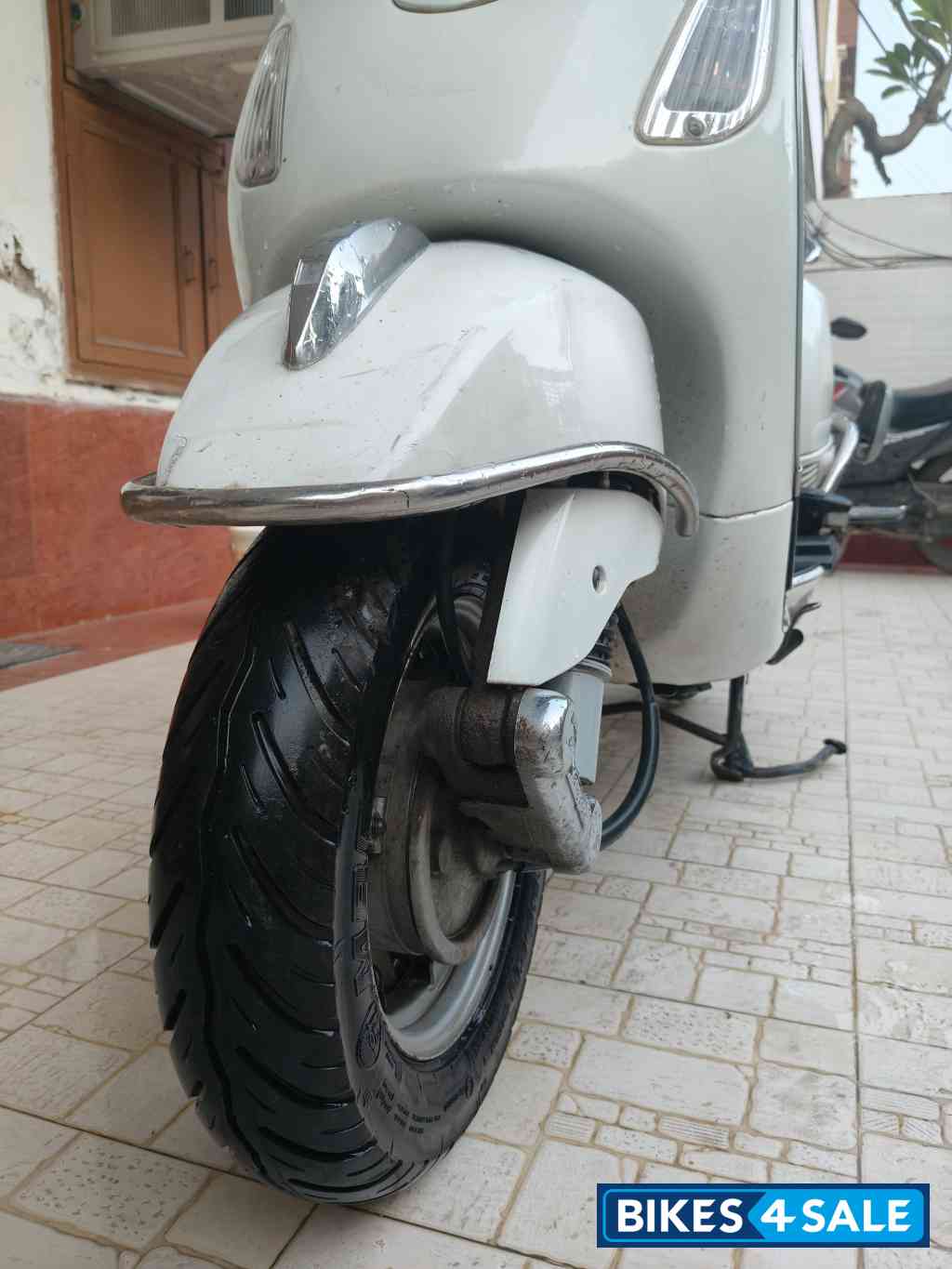 White Vespa LX 125