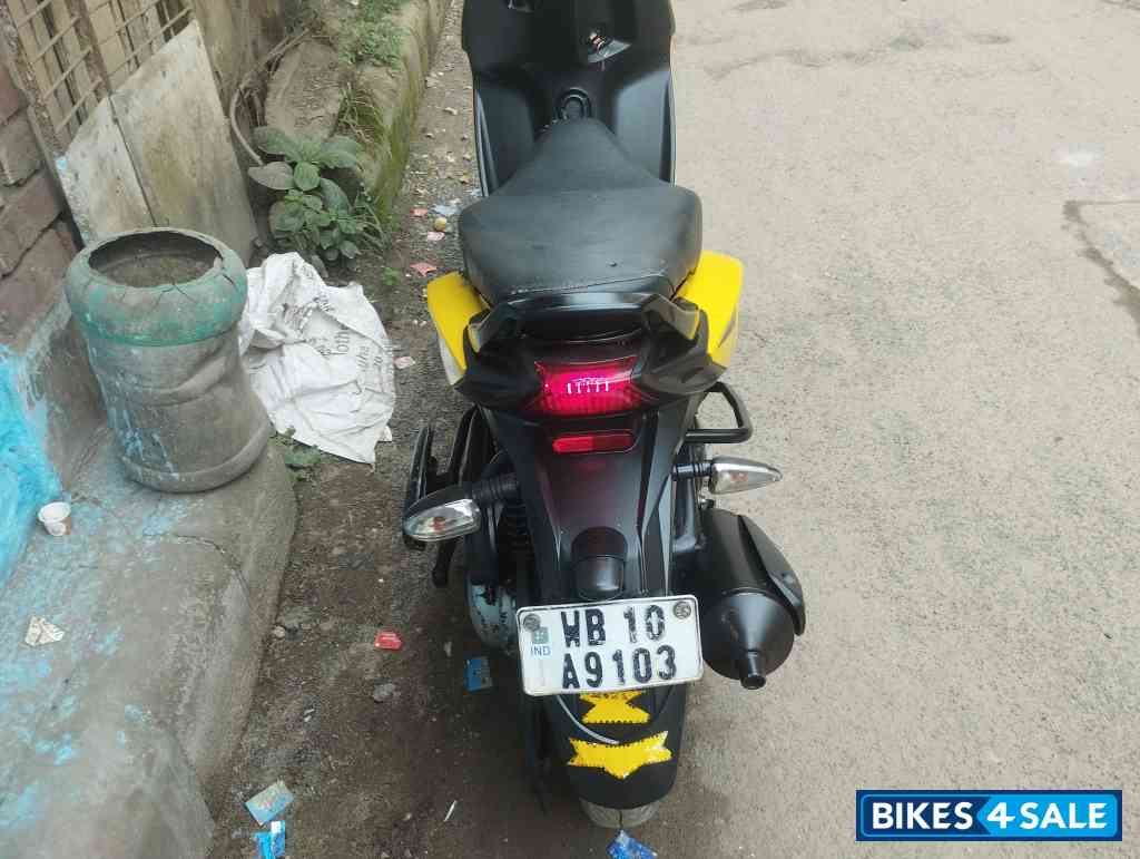 Yellow Aprilia SR 125 Yellow Aprilia SR 125