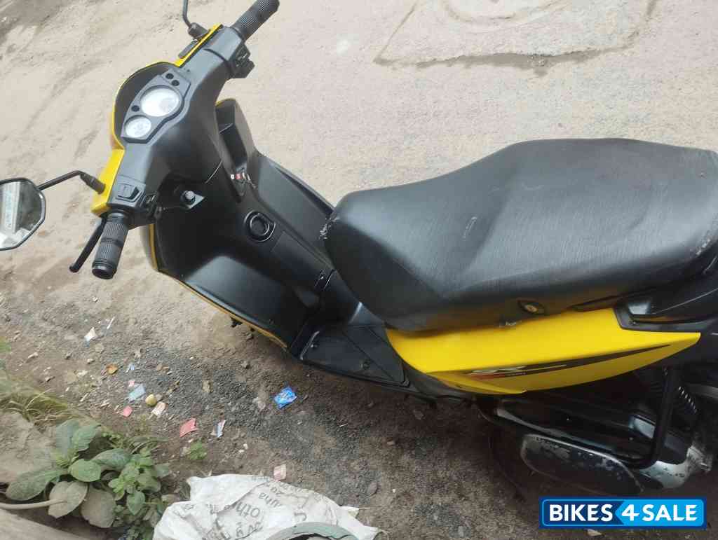 Yellow Aprilia SR 125 Yellow Aprilia SR 125