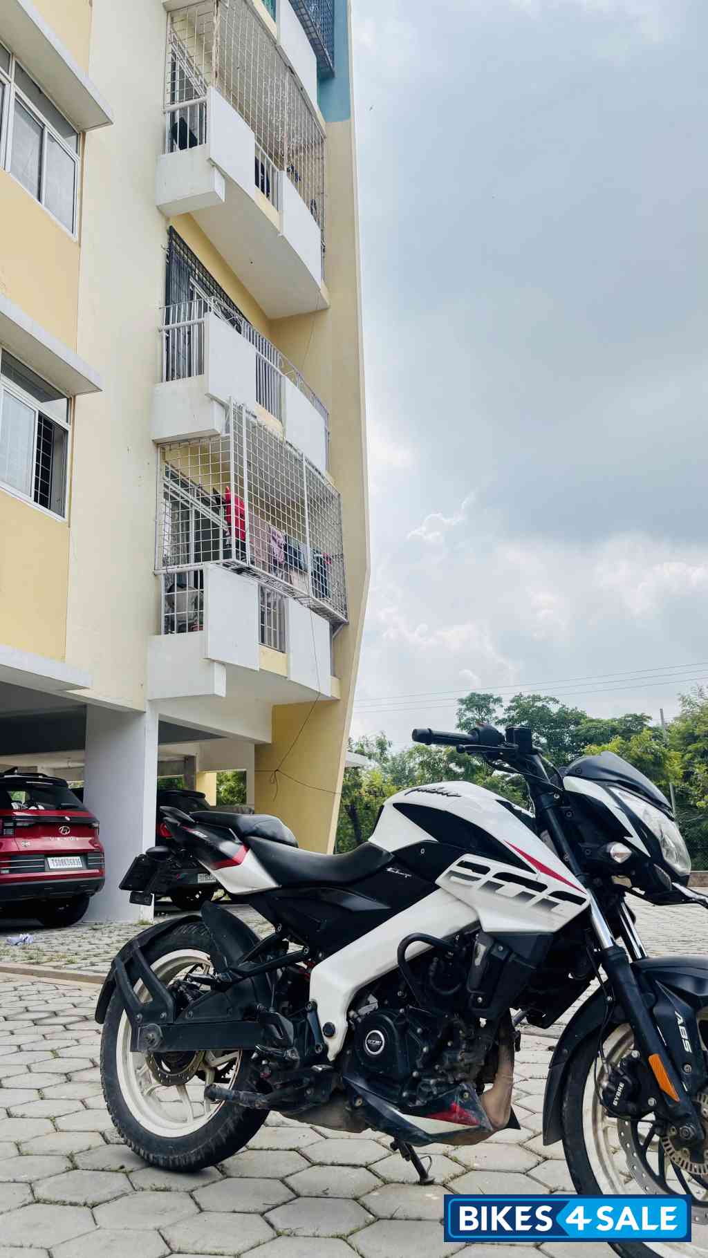 White Bajaj Pulsar NS 200 BS6