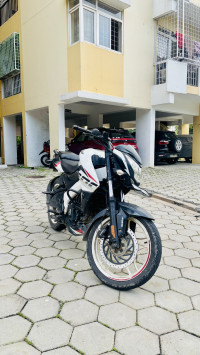White Bajaj Pulsar NS 200 BS6