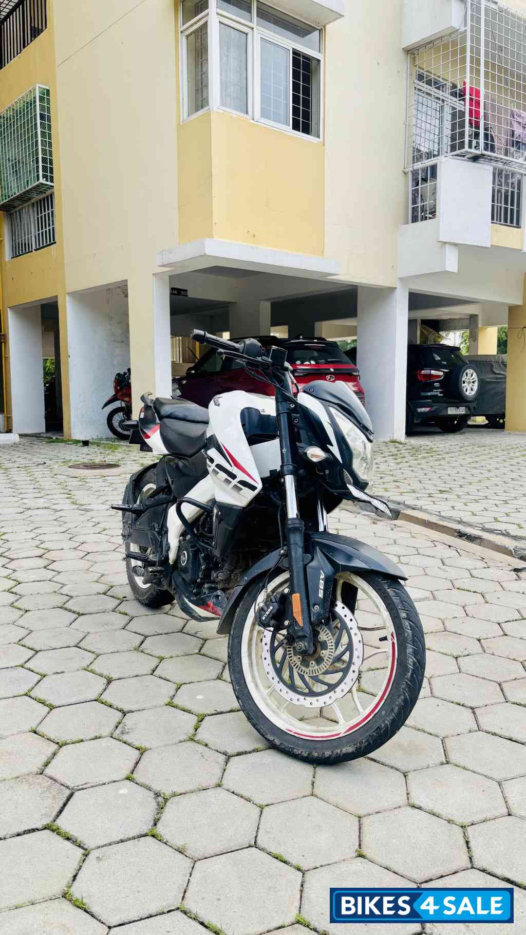 White Bajaj Pulsar NS 200 BS6