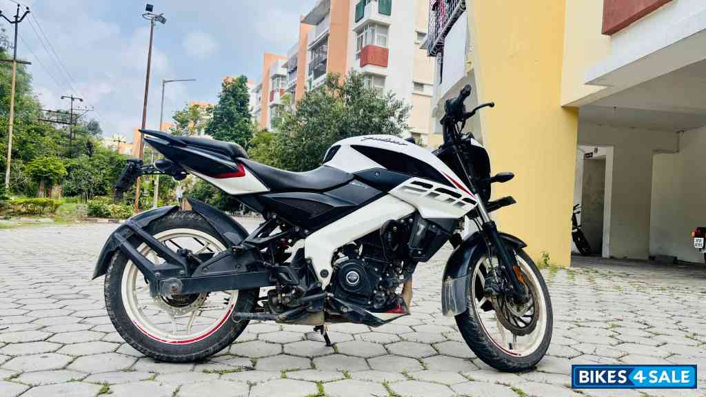 White Bajaj Pulsar NS 200 BS6