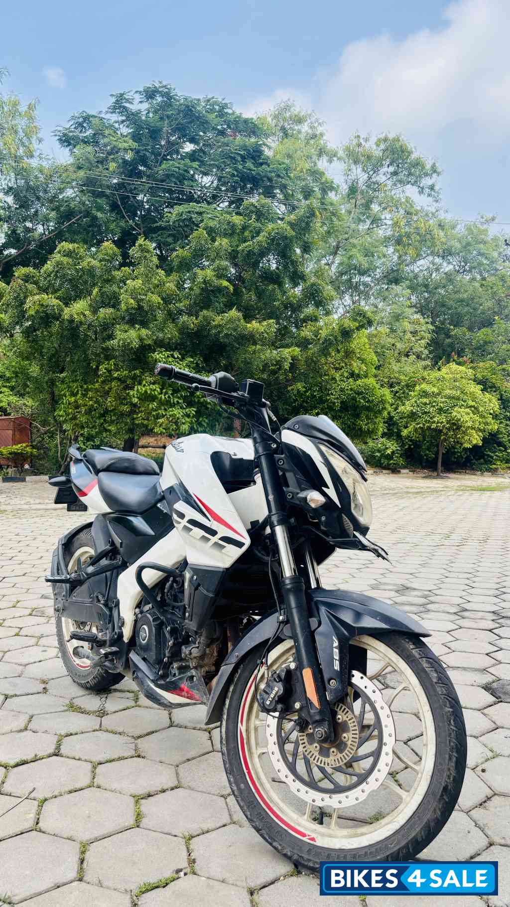 White Bajaj Pulsar NS 200 BS6
