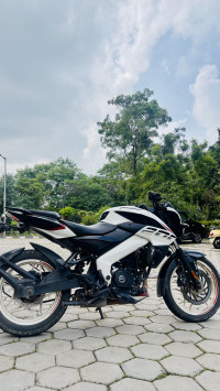 White Bajaj Pulsar NS 200 BS6