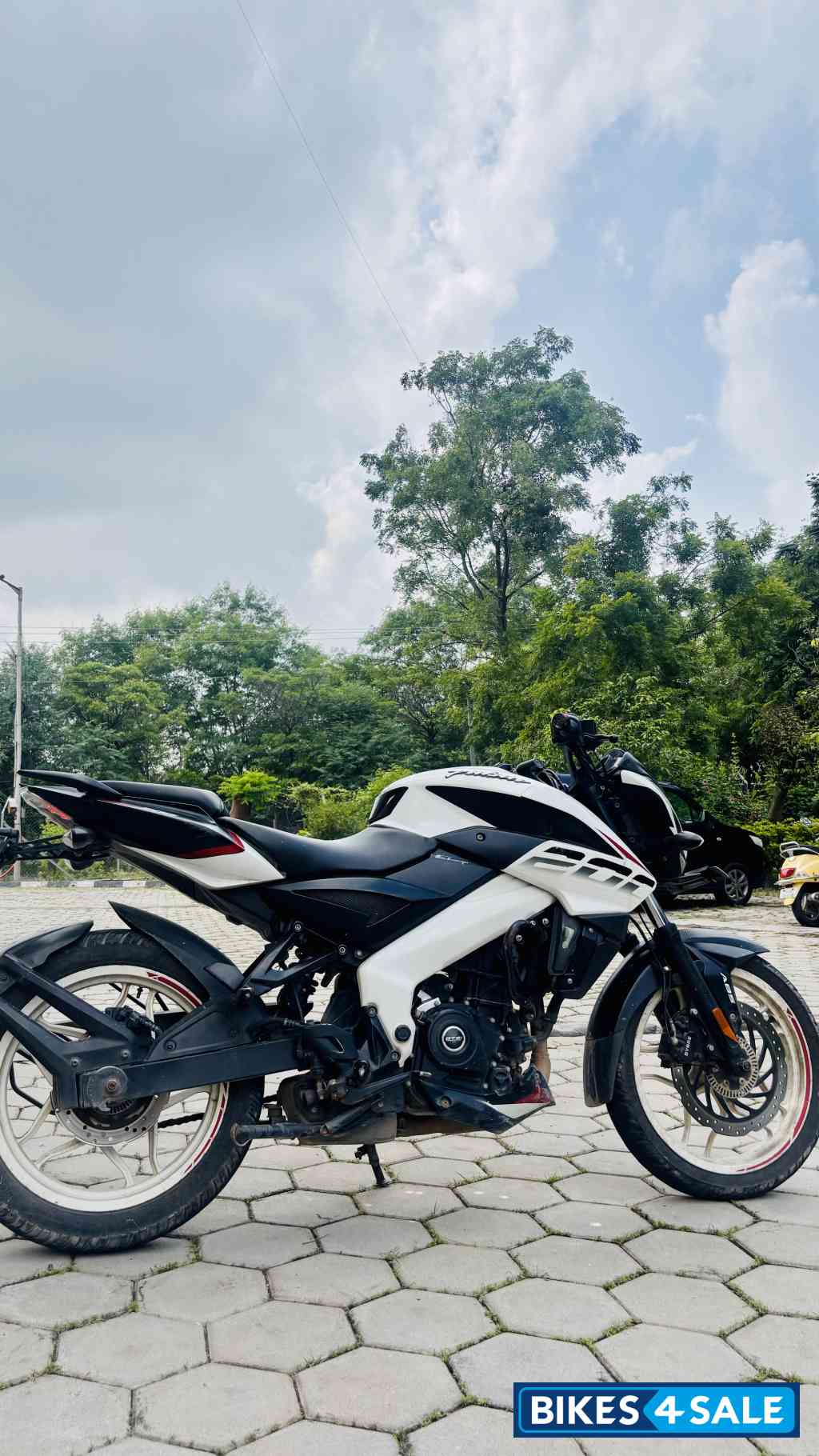 White Bajaj Pulsar NS 200 BS6