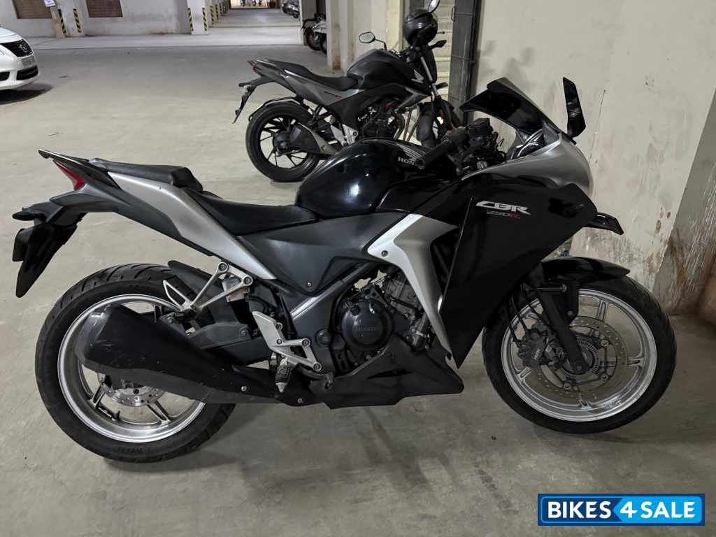 Black Honda CBR 250R