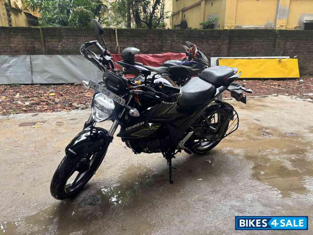 Black Suzuki Gixxer 150