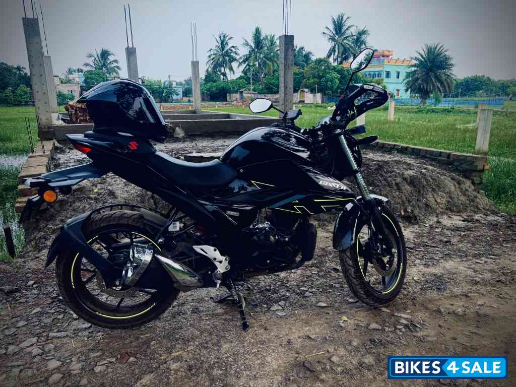 Black Suzuki Gixxer 150