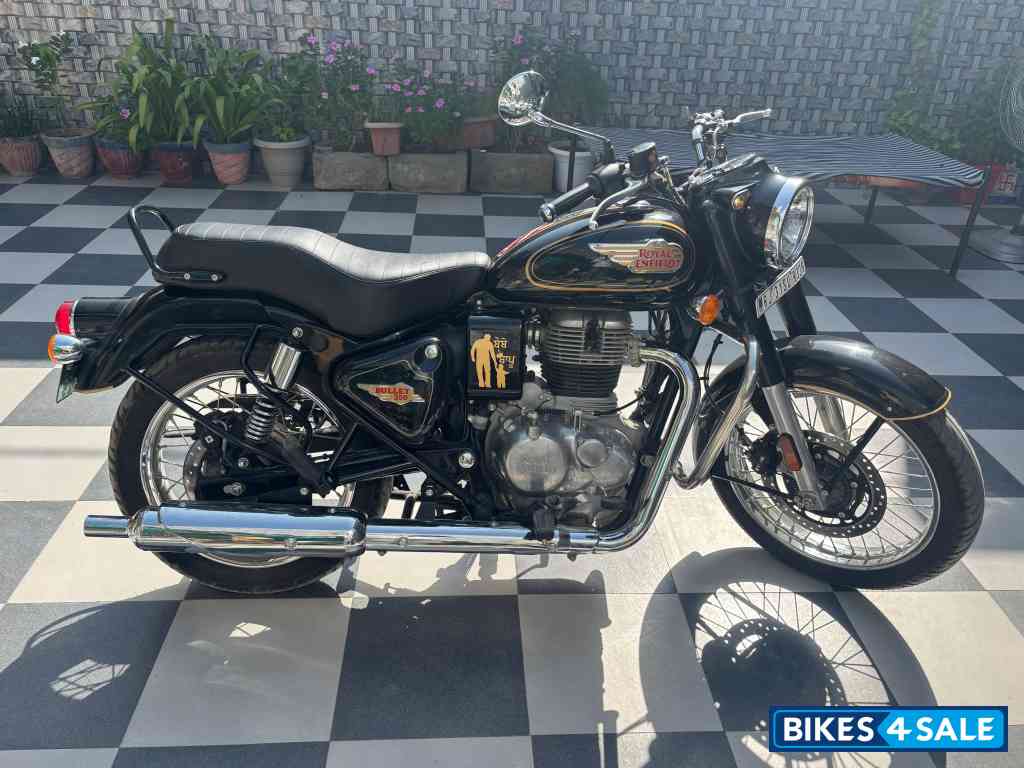 Black Royal Enfield 2023 Bullet 350