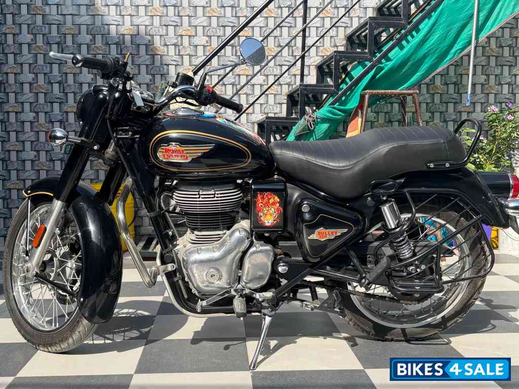 Black Royal Enfield 2023 Bullet 350