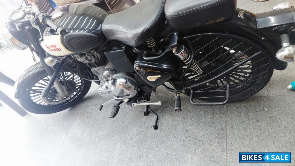 Black Royal Enfield Classic 350 BS VI
