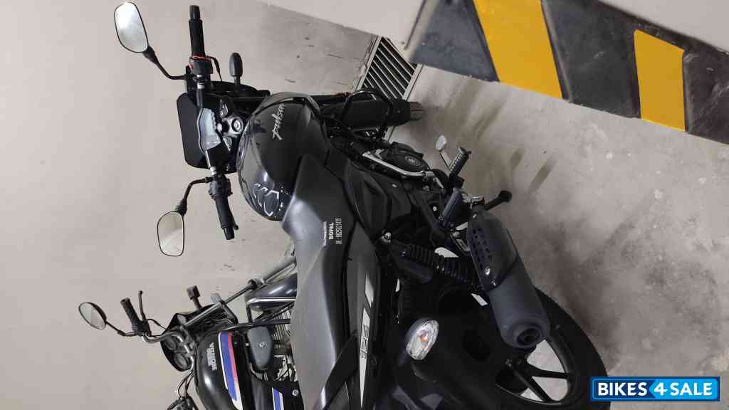 Bajaj Pulsar 125 Neon Disc Single Seat