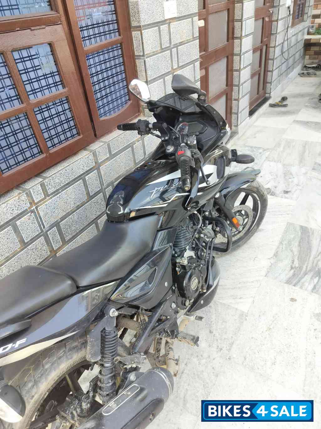 Bajaj Pulsar 220F BS6