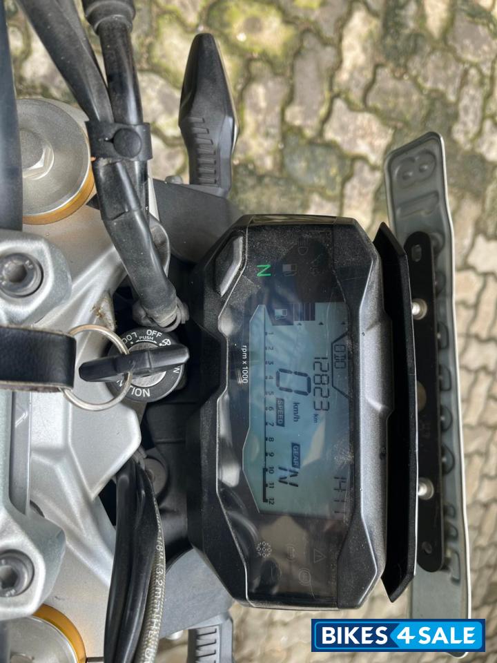 Polar White Racing B BMW G 310 R