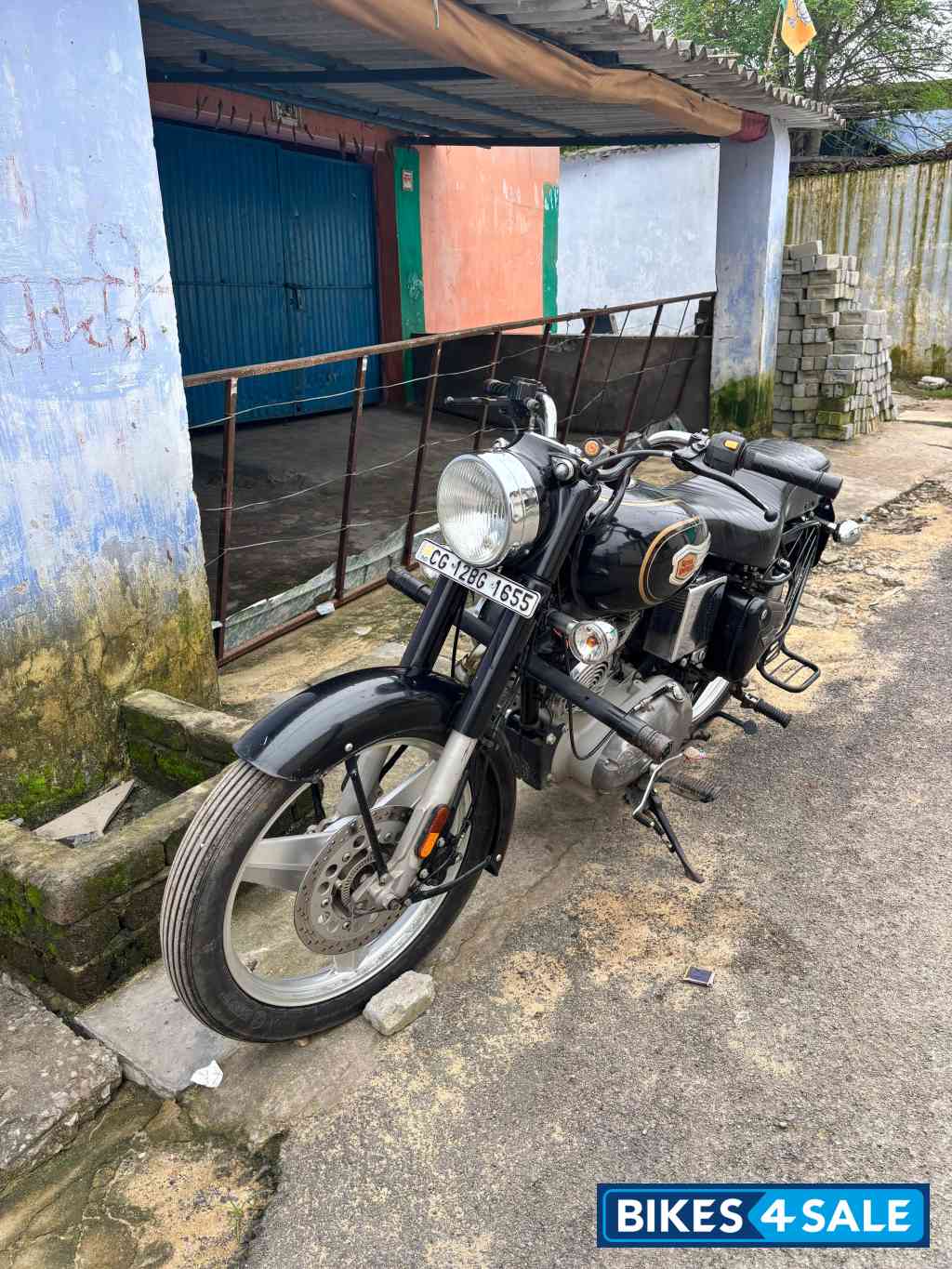 Black Royal Enfield Bullet 350