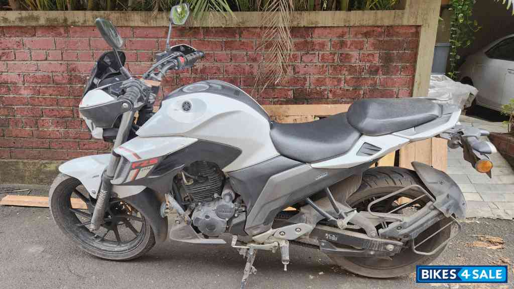 White Yamaha FZS 25 BS6