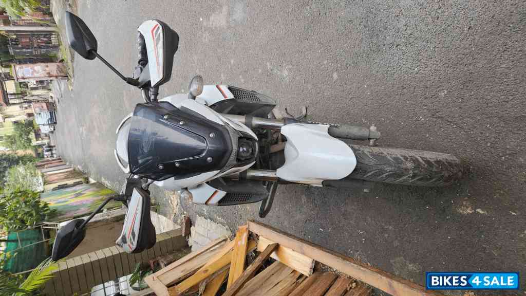 White Yamaha FZS 25 BS6