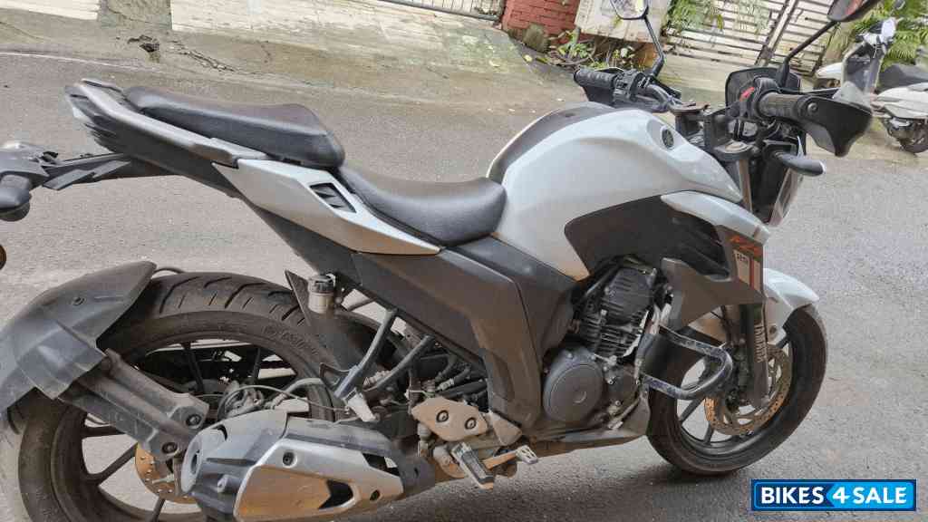 White Yamaha FZS 25 BS6