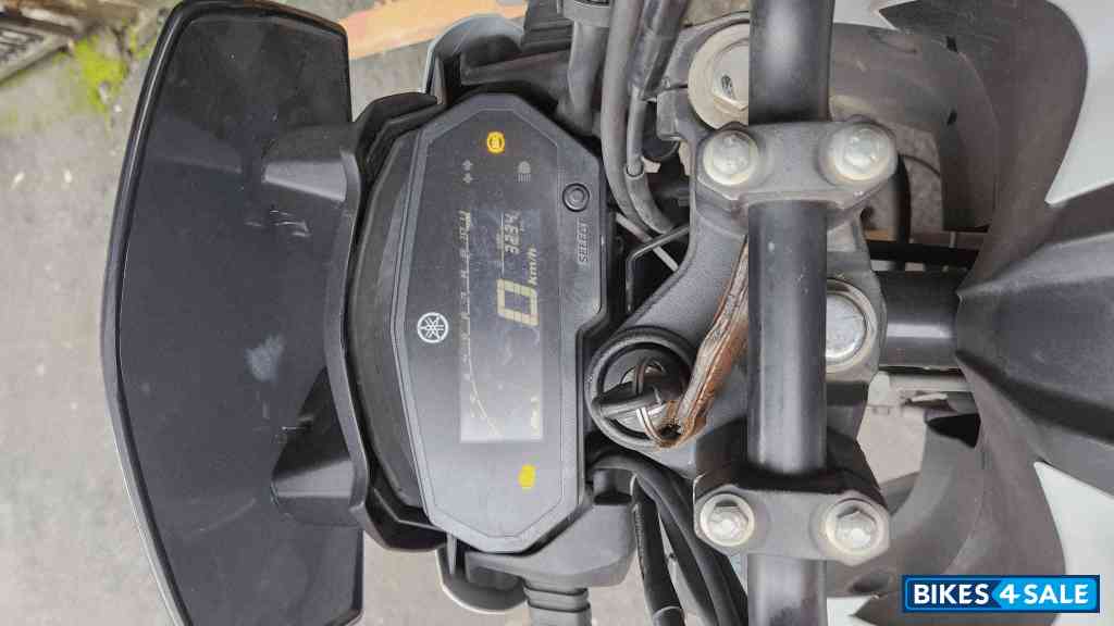 White Yamaha FZS 25 BS6