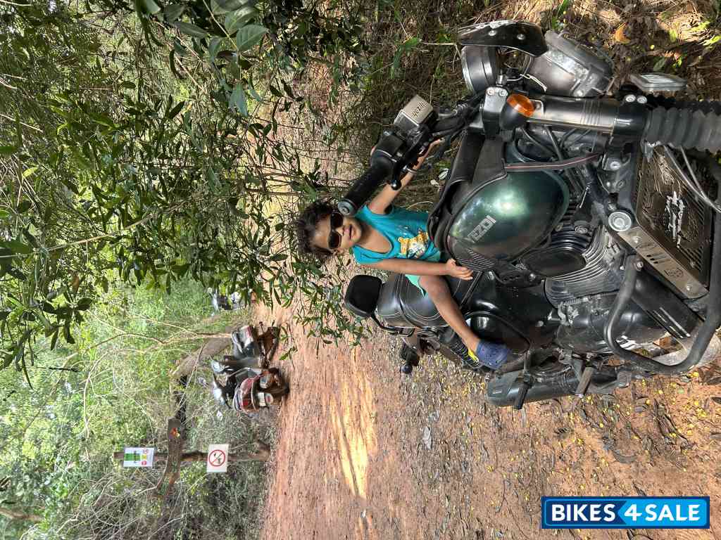 Hunter Greet Yezdi Roadster Dual Tone