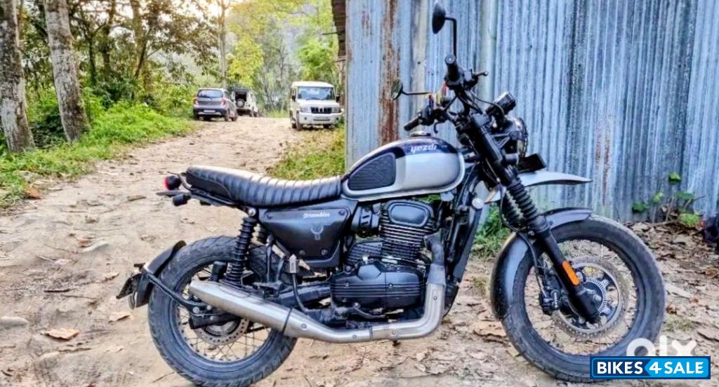 Yezdi Scrambler Dual Tone