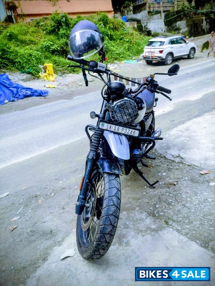 Yezdi Scrambler Dual Tone