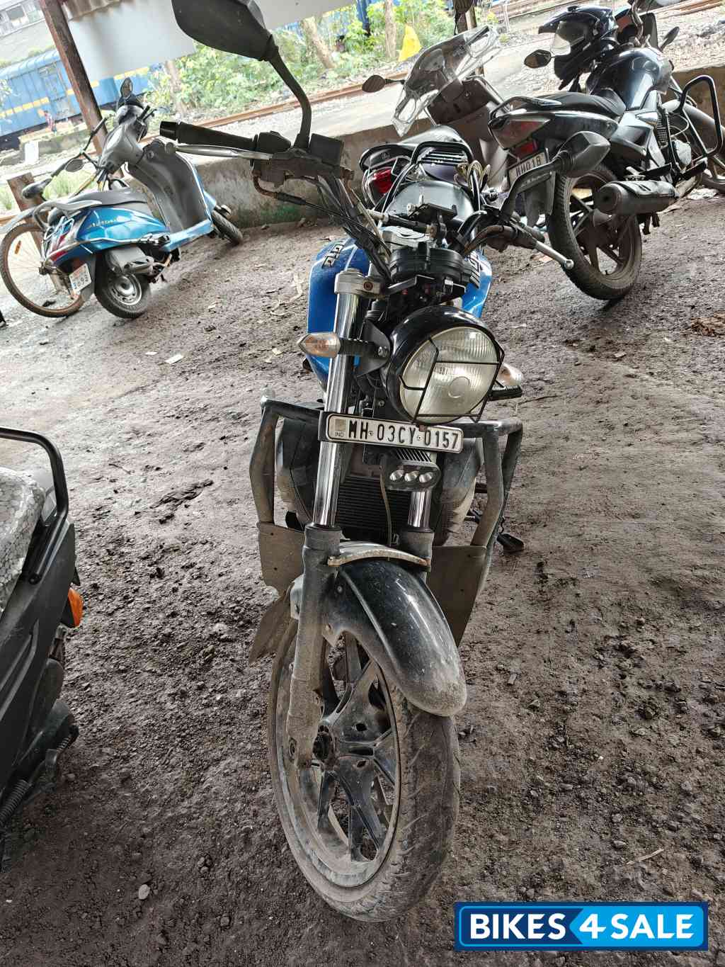 Blue Mahindra Mojo UT 300