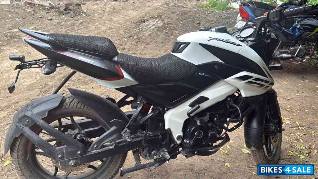 Pearl White Bajaj Pulsar NS 160 BS6
