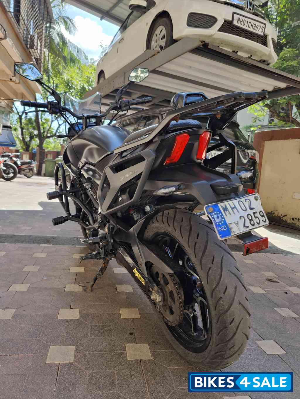 Matte Black Bajaj Dominar 400