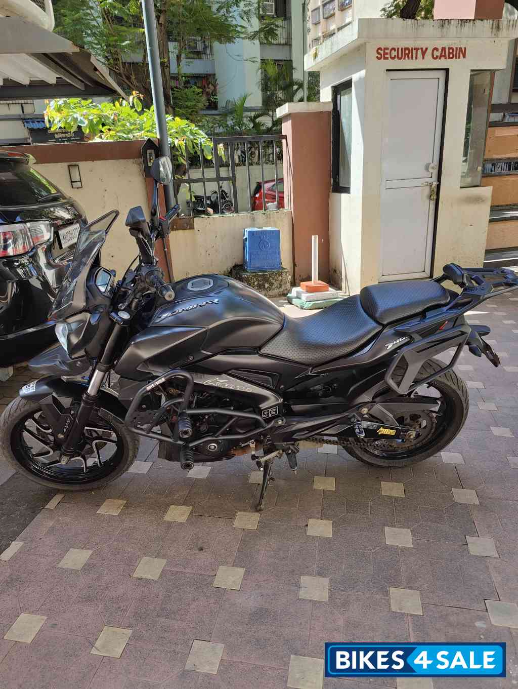 Matte Black Bajaj Dominar 400