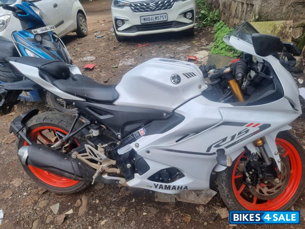 Yamaha R15 V4