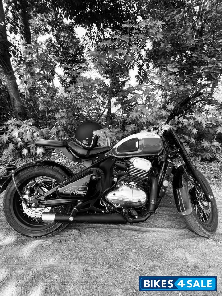 Jawa 42 Dual Channel ABS Sirius White