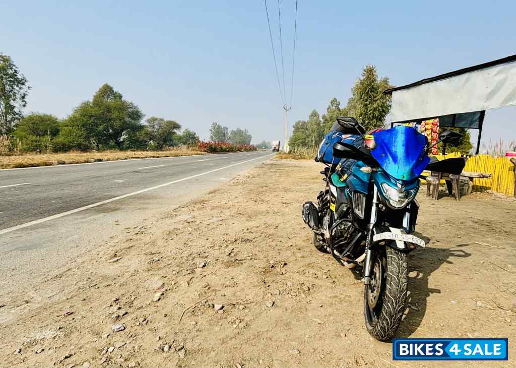 Cyan Blue Yamaha FZ25