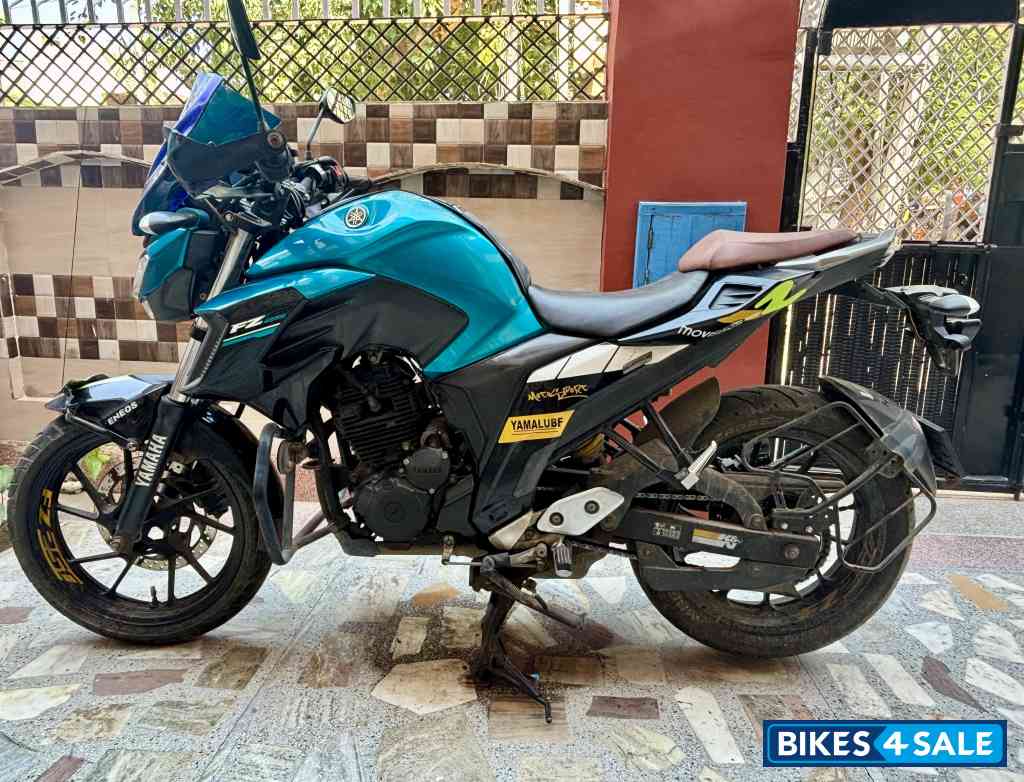 Cyan Blue Yamaha FZ25