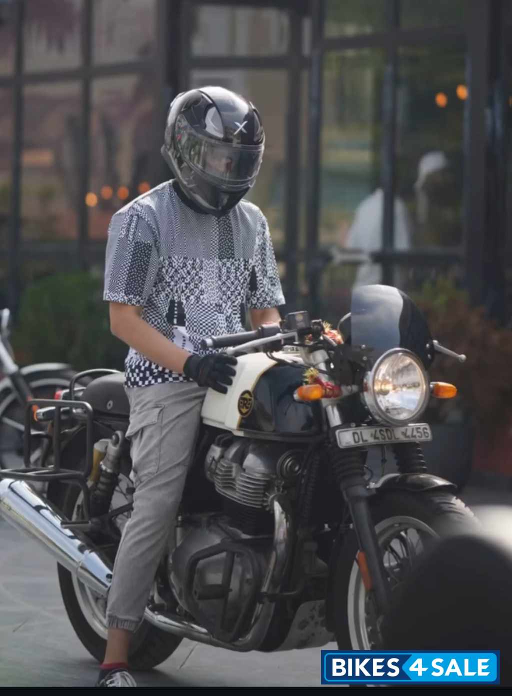 Dux Deluxe( Black And White ) Royal Enfield Continental GT 650