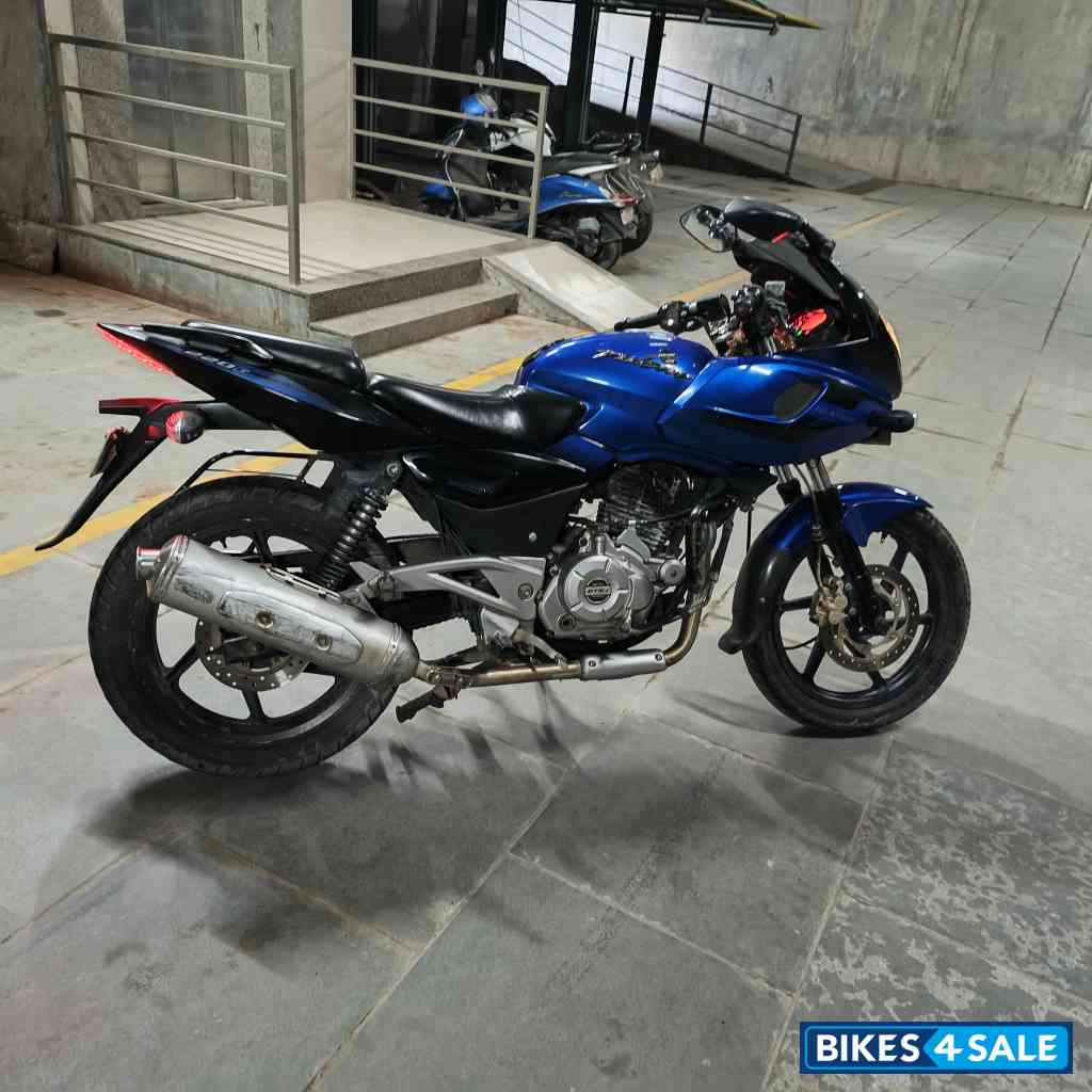 Bajaj Pulsar 220F