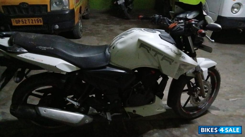 White TVS Apache RTR 180
