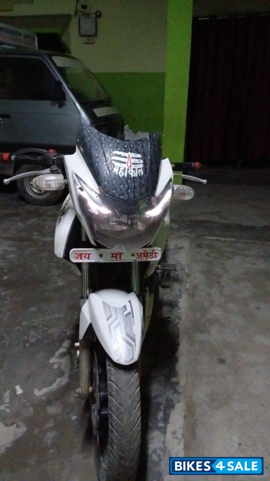 White TVS Apache RTR 180