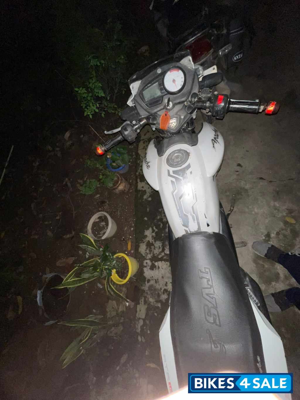 White TVS Apache RTR 180