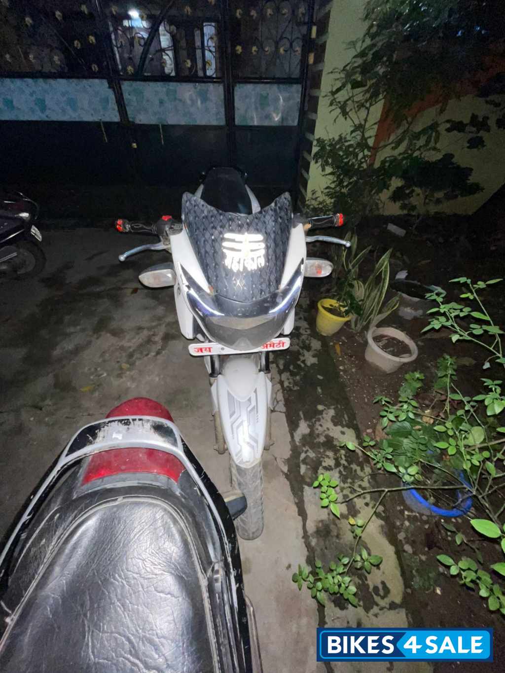 White TVS Apache RTR 180